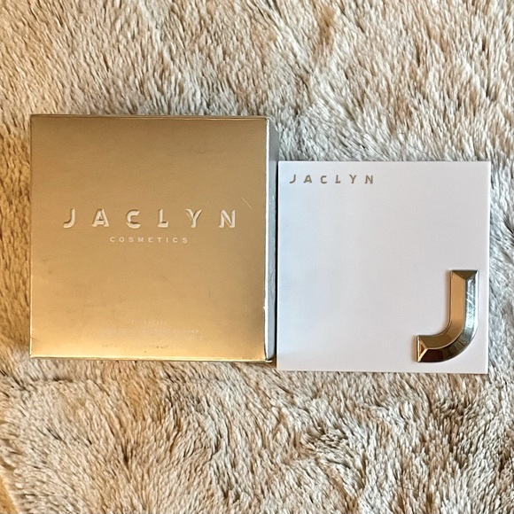 Jaclyn Cosmetics Face It All Correcting Pressed Powder: Correcting Rich - Picture 3 of 8